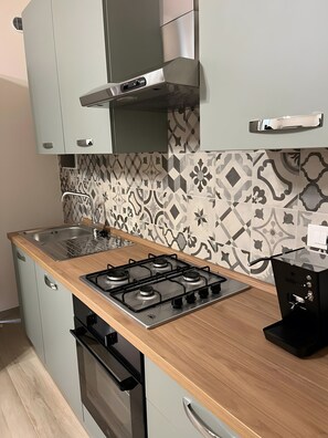 Kylskåp, ugn, spishäll och kaffe- och tebryggare