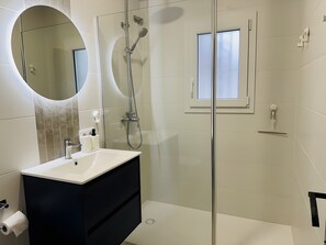Douche, serviettes fournies