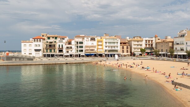 A coastal area with a beach, buildings, and a clear sky. - Holiday Home 'El Pozo - 400m from Riells Beach' with Terrace, Garden and Balcony (L'Escala)