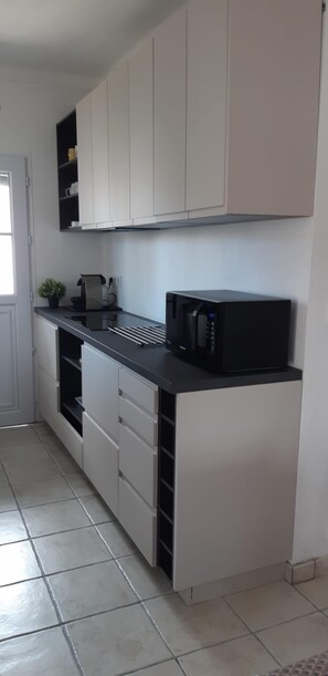Réfrigérateur, four à micro-ondes, un four, surface de cuisson