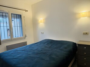 2 chambres, fer et planche à repasser, accès au Wi-Fi (inclus)