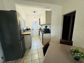 Fridge, microwave, oven, stovetop - Holiday Home 'El Pozo - 400m from Riells Beach' with Terrace, Garden and Balcony (L'Escala)
