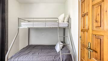 4 bedrooms, iron/ironing board, free WiFi, bed sheets