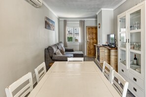 Interior - Holiday Home 'Montgo Piscina 2' with Mountain View, Wi-Fi and Air Conditioning (L'Escala)