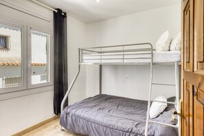 4 bedrooms, iron/ironing board, free WiFi, bed sheets