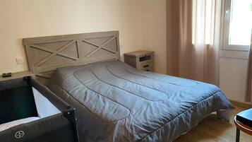 4 habitaciones, tabla de planchar con plancha y wifi gratis