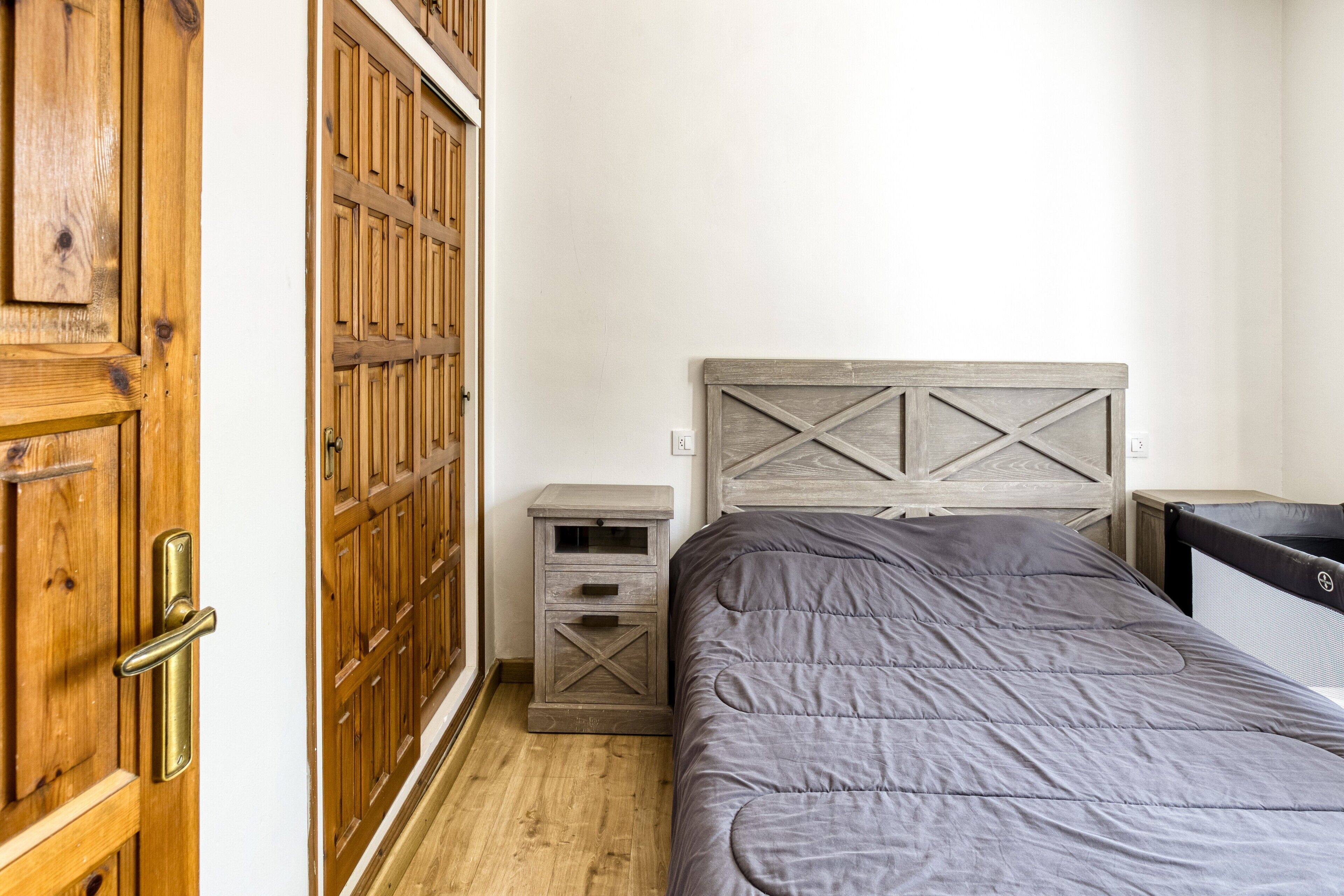 4 slaapkamers, een strijkplank/strijkijzer, gratis wifi, beddengoed