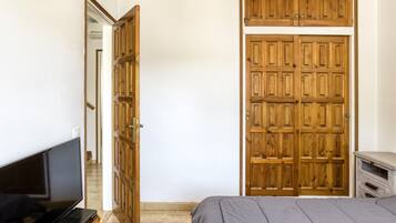 4 bedrooms, iron/ironing board, free WiFi, bed sheets