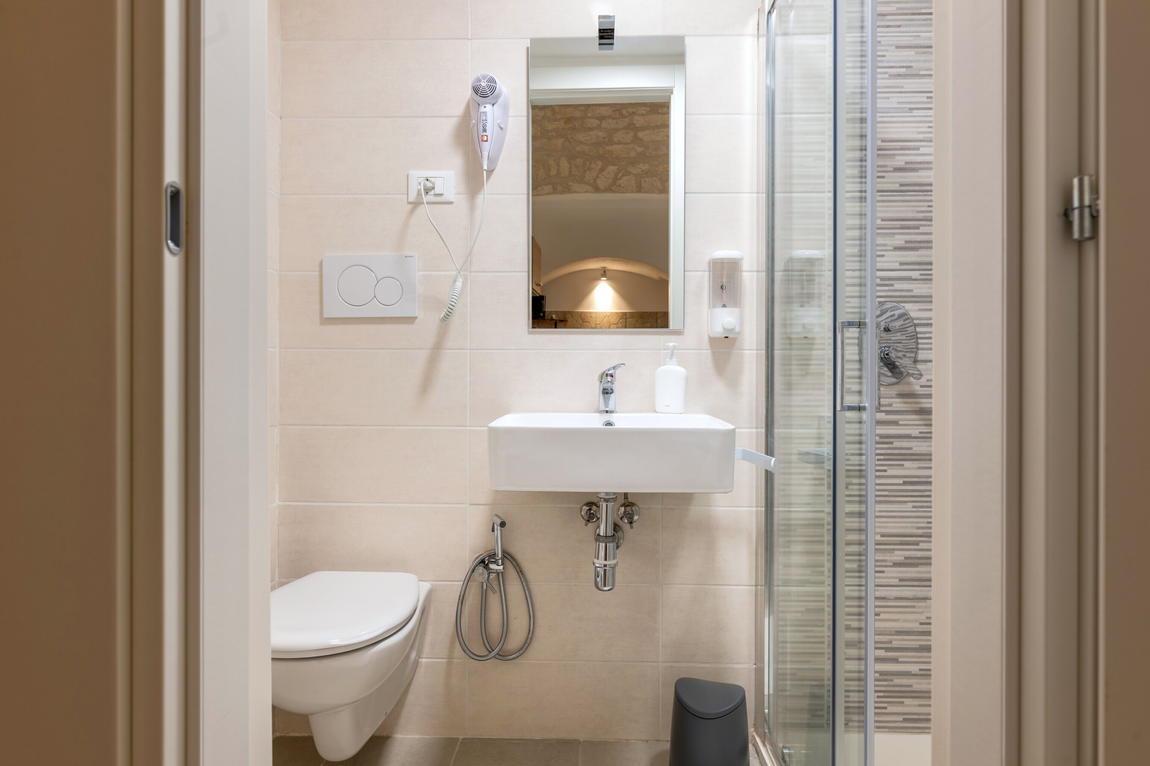 淋浴设施、吹风机、毛巾