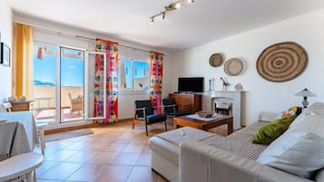 TV, fireplace