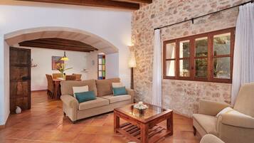 TV, peis, DVD-spiller og bordtennis