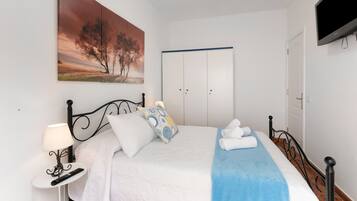 3 makuuhuonetta, silitysrauta/-lauta, vuodevaatteet