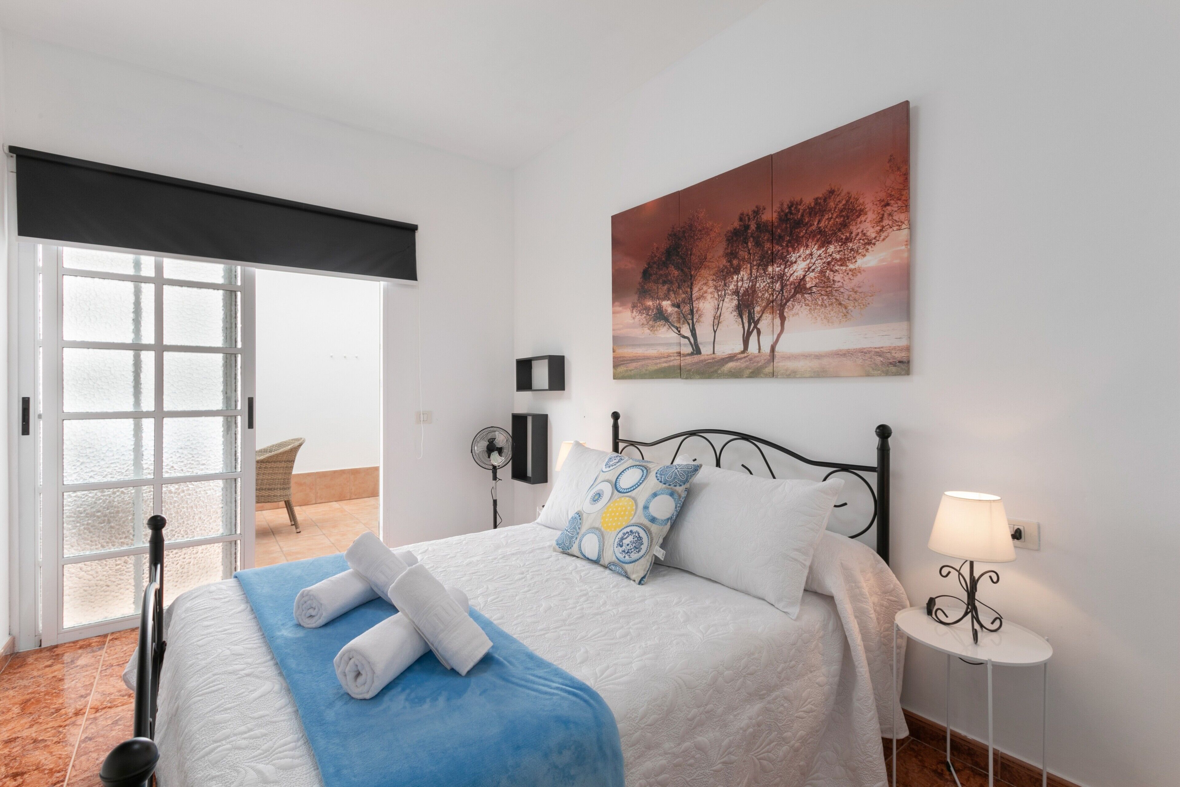 3 makuuhuonetta, silitysrauta/-lauta, vuodevaatteet