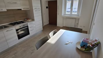 Kühlschrank, Mikrowelle, Wasserkocher mit Kaffee-/Teezubehör