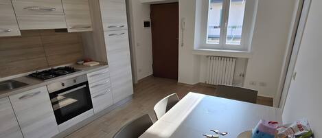 Een koelkast, een magnetron, een koffiezetapparaat/waterkoker