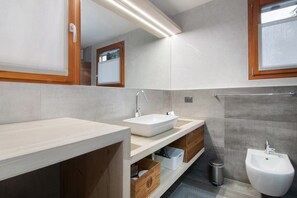 Ducha, secador de pelo y toallas