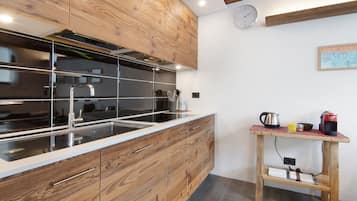 Een koelkast, een magnetron, een oven, een kookplaat