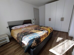 2 chambres, fer et planche à repasser, Wi-Fi, draps fournis