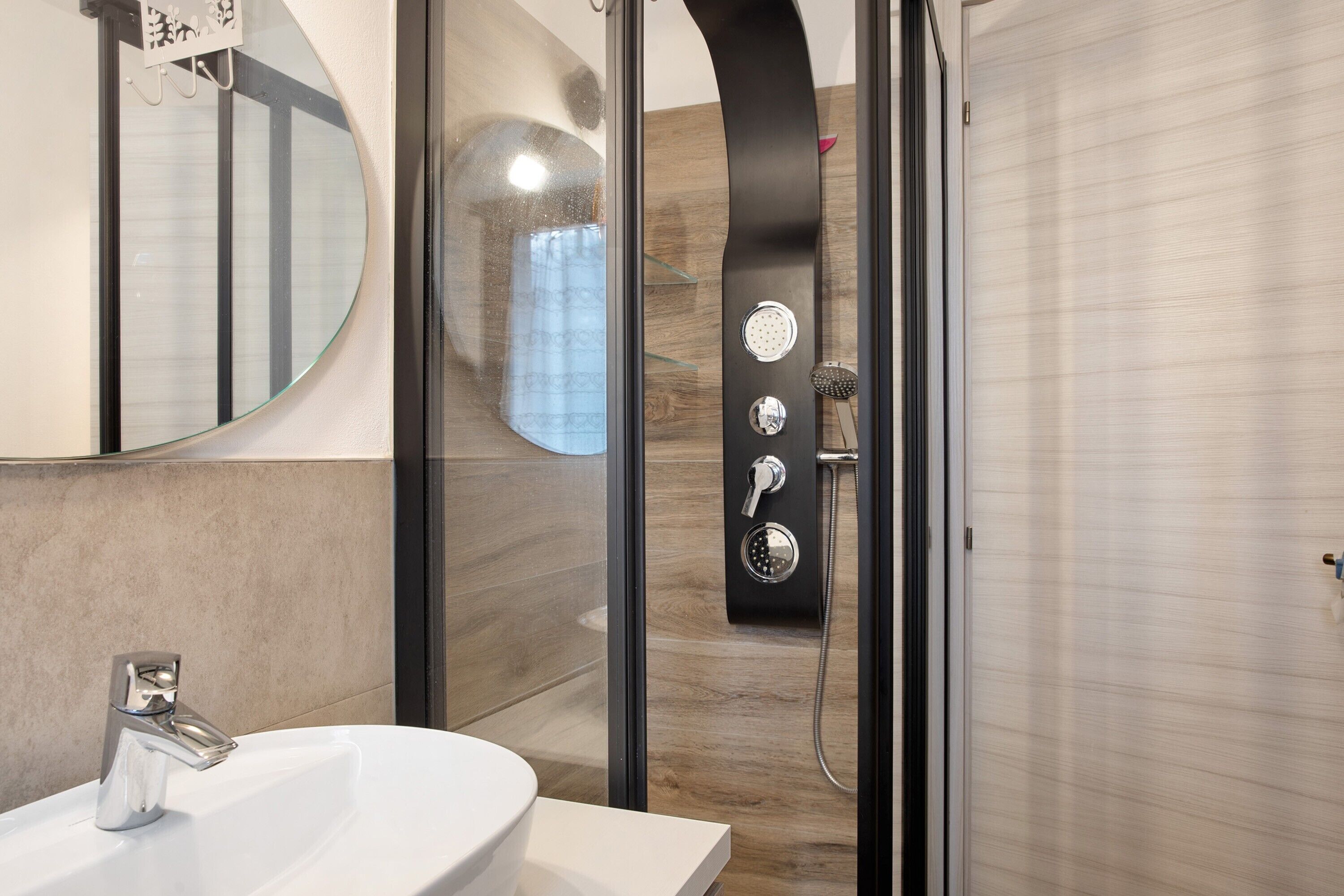 Douche, sèche-cheveux, serviettes fournies