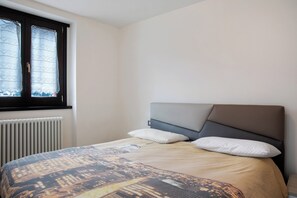 2 bedrooms, iron/ironing board, bed sheets