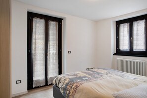 2 habitaciones, tabla de planchar con plancha y ropa de cama 