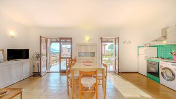 KĂŒhlschrank, Mikrowelle, Ofen, Herdplatte