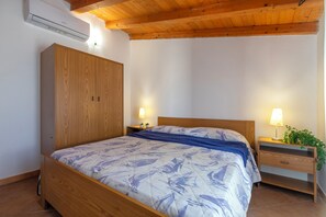 2 bedrooms, free WiFi, bed sheets - Apartment 'Vista Porto Piano Alto' with Shared Terrace, Wi-Fi and Air Conditioning (Isola Rossa)