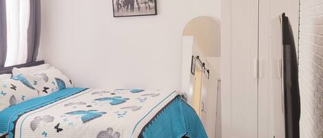 Silitysrauta/-lauta, ilmainen Wi-Fi, vuodevaatteet