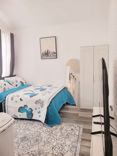Private, Quiet, Cozy Studio Guesthouse with 75" TV WiFi etc. In Watertown.