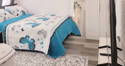 Private, Quiet, Cozy Studio Guesthouse with 75" TV WiFi etc. In Watertown.