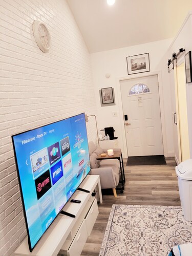 Private, Quiet, Cozy Studio Guesthouse with 75" TV WiFi etc. In Watertown.