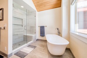 Douche, sèche-cheveux, serviettes fournies