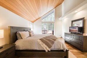 4 bedrooms, desk, iron/ironing board, free WiFi - Venture in Tahoe Donner by Tahoe Getaways - 4 BR 3.5 BA Hot Tub, Pool Table, Great for Kids! (Truckee)