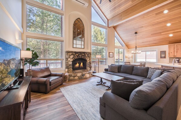 Smart TV, fireplace, video games, DVD player - Venture in Tahoe Donner by Tahoe Getaways - 4 BR 3.5 BA Hot Tub, Pool Table, Great for Kids! (Truckee)