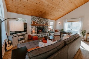 Smart TV, fireplace, table football, ping pong - Pet Friendly Pickleball Paradise Hot Tub home with 2 Electric Scooters Ping Pong (Big Bear)