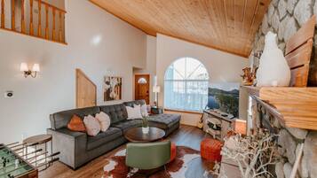 Smart TV, chimenea, futbolito y tenis de mesa