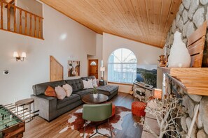 Smart TV, fireplace, table football, ping pong - Pet Friendly Pickleball Paradise Hot Tub home with 2 Electric Scooters Ping Pong (Big Bear)