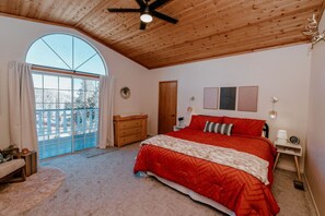 3 bedrooms, desk, iron/ironing board, travel cot