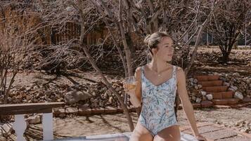 Tina de hidromasaje al aire libre