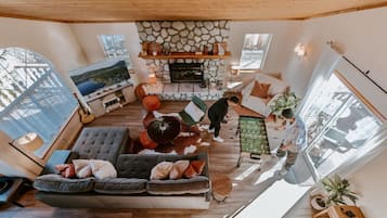 Smart TV, chimenea, futbolito y tenis de mesa