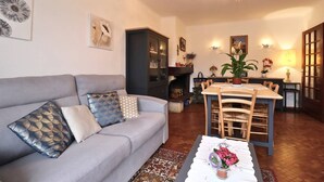 TV - BEAU T2 AVEC TERRASSE GARAGE ET VUE DEGAGEE A VERNET LES BAINS (VERNET LES BAINS)