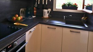 Fridge, oven, cookware/dishes/utensils - BEAU T2 AVEC TERRASSE GARAGE ET VUE DEGAGEE A VERNET LES BAINS (VERNET LES BAINS)