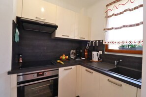 Kühlschrank, Ofen, Kochgeschirr/Geschirr/Besteck