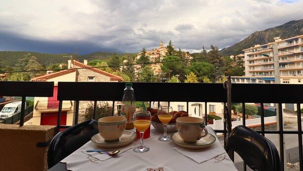 Outdoor dining - BEAU T2 AVEC TERRASSE GARAGE ET VUE DEGAGEE A VERNET LES BAINS (VERNET LES BAINS)