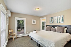 2 bedrooms, WiFi, bed sheets - The Flats of Lake Geneva- Suites 1 and 2- Rent two neighboring suites in the heart of town! (Lake Geneva)