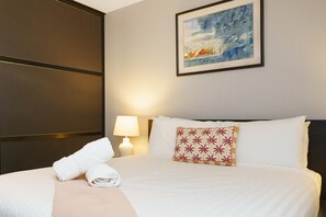 1 slaapkamer, een strijkplank/strijkijzer, gratis wifi, beddengoed