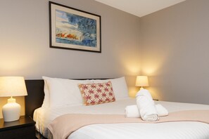 1 habitación, tabla de planchar con plancha, wifi gratis y ropa de cama