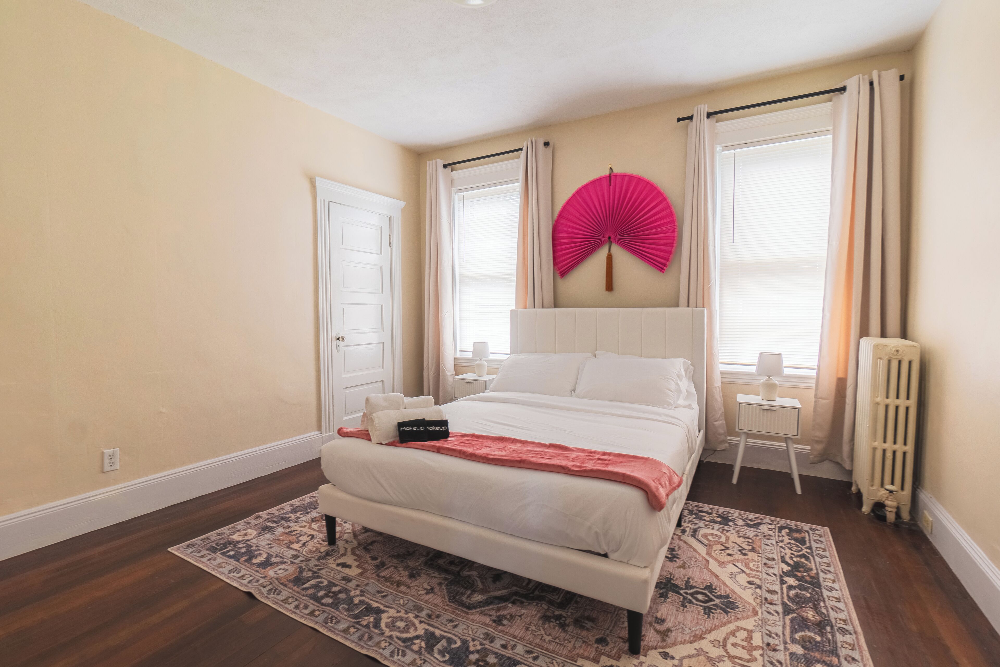 3 habitaciones, tabla de planchar con plancha, wifi y ropa de cama 