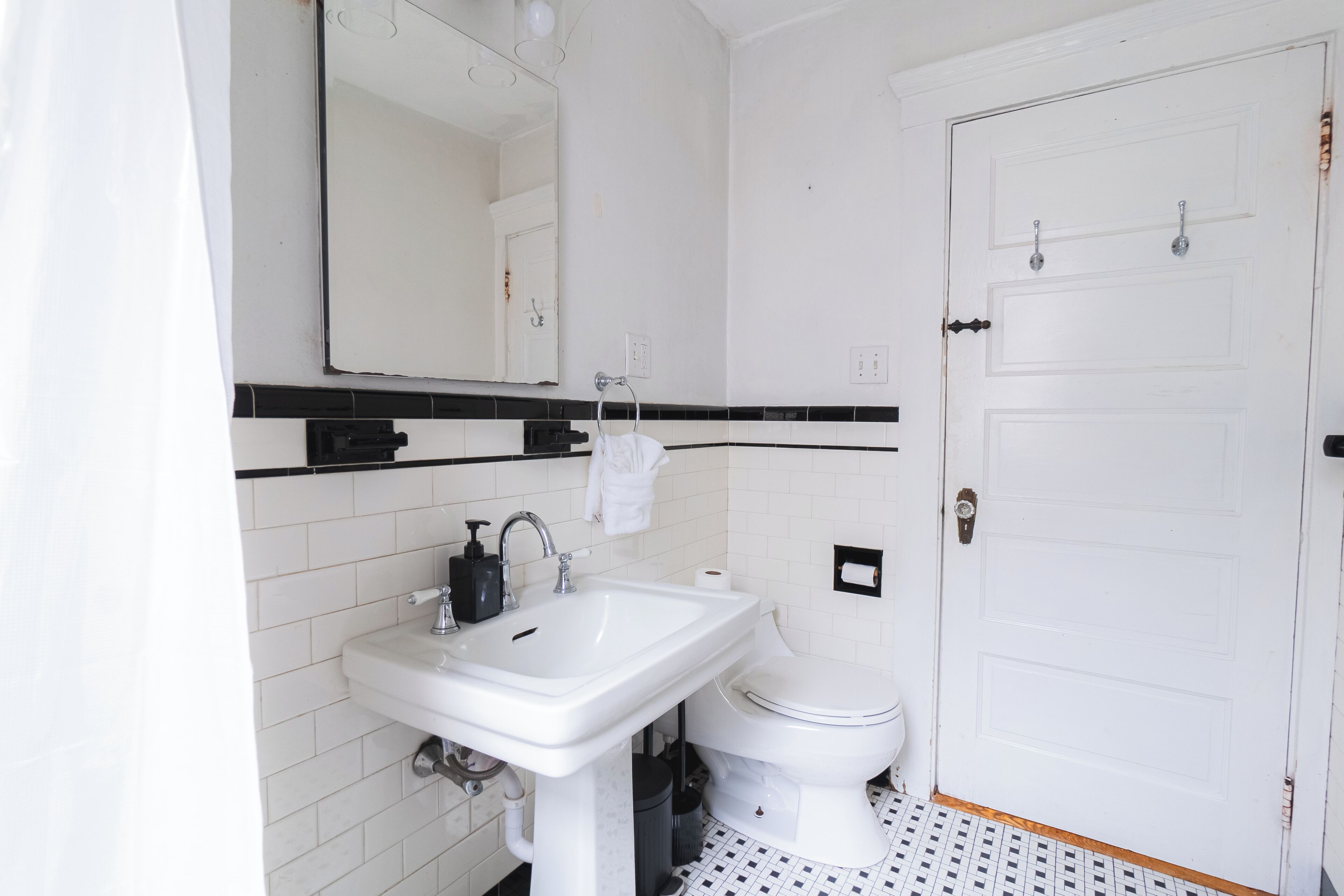 Secadora de cabello, toallas, jabón, papel de baño 