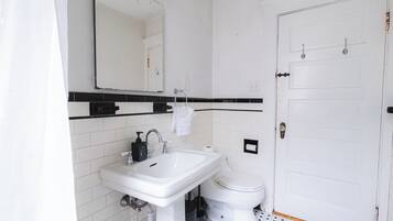 Secadora de cabello, toallas, jabón, papel de baño